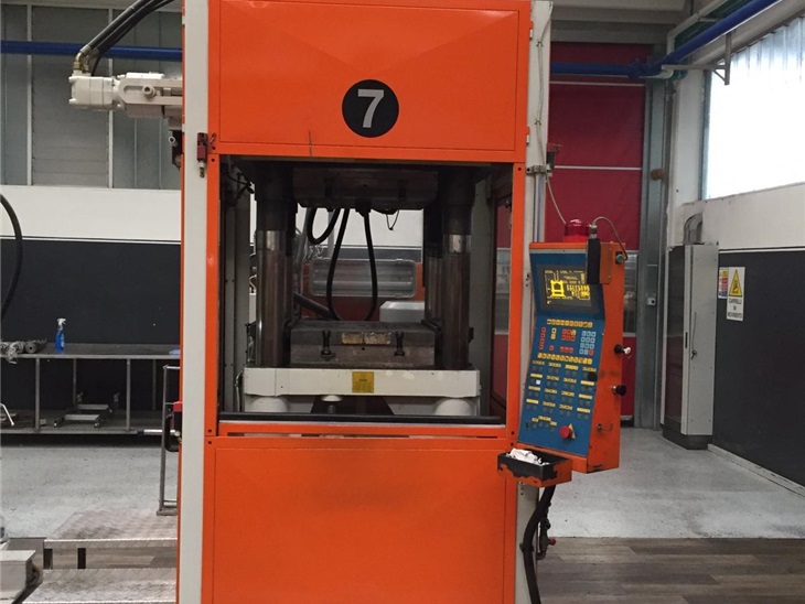 VERTICALE AD INIEZIONE GOMMA MVPI 270